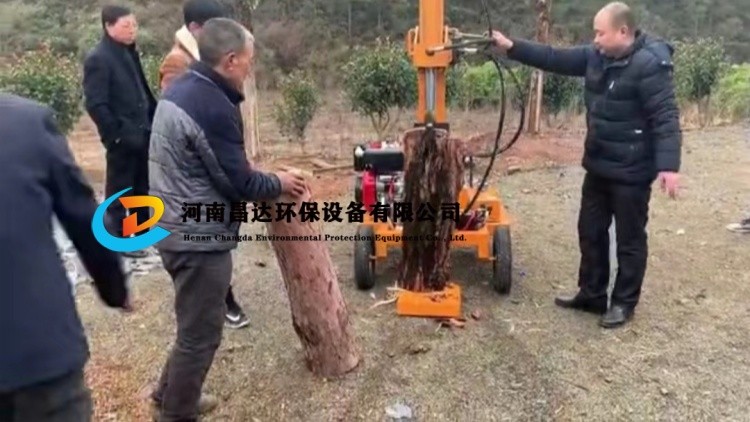 1704355094185092.jpg 河南昌達(dá)移動(dòng)劈木機(jī)云南昆明客戶現(xiàn)場.jpg